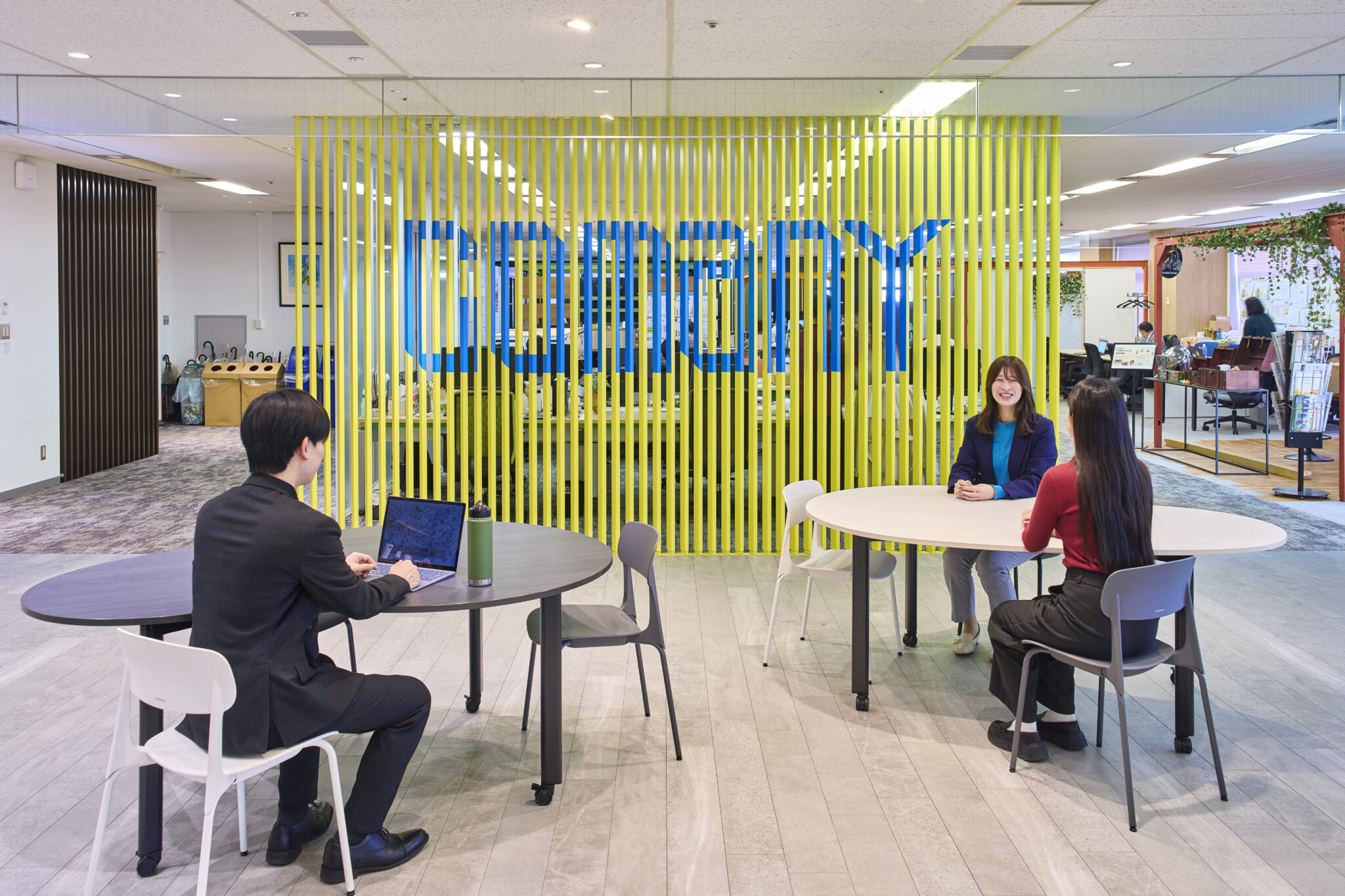 コマニー株式会社オフィス環境営業所スライド1