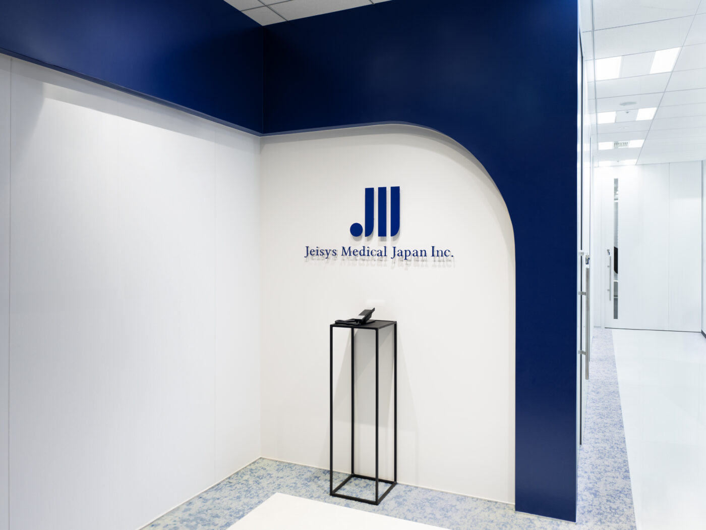 シンボルカラーを基調とした「らしさ」を感じるオフィス