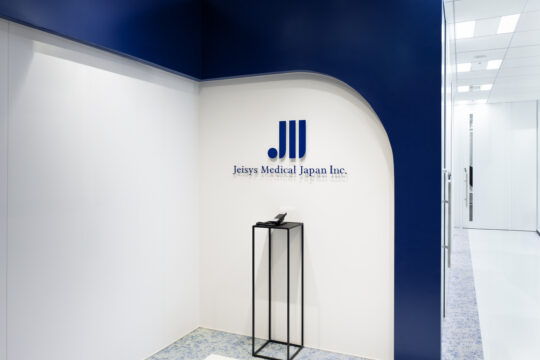 シンボルカラーを基調とした「らしさ」を感じるオフィス